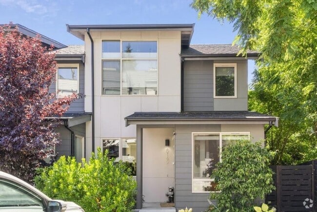 Building Photo - Modern & spacious 3bed/3bath with yard in ... Rental