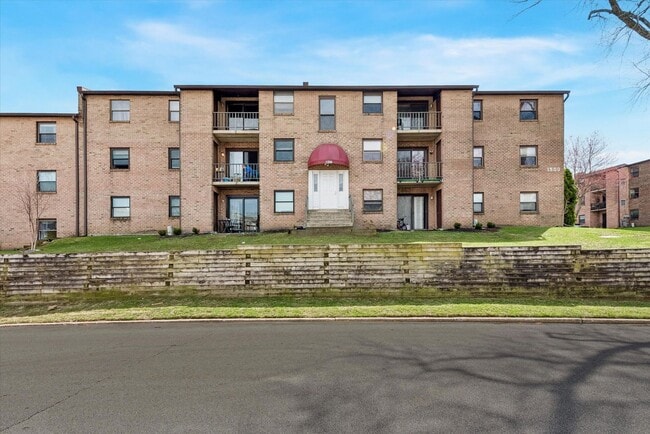 Building Photo - Recently Renovated 2BR Condo in Sought-After Goshen Valley