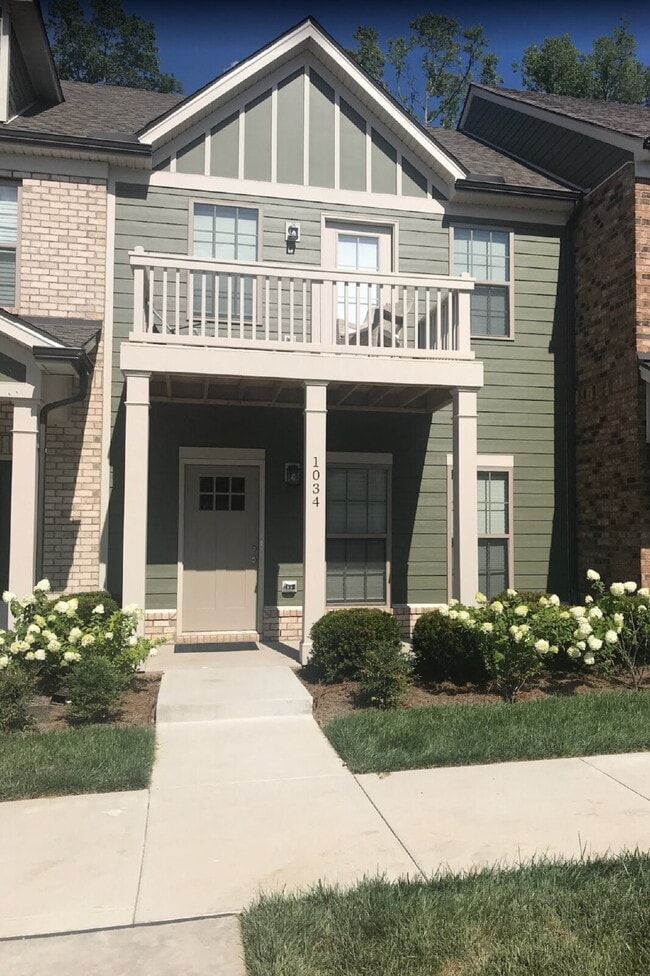 Building Photo - "Charming 2-Bedroom Retreat in Hendersonvi... Rental