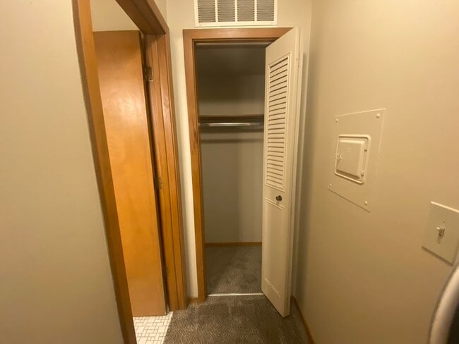Photo - Ground Floor Large 1 Bedroom 1 Bath Available Unidad IVA36
