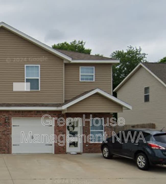 Photo - 818 Baker St NW