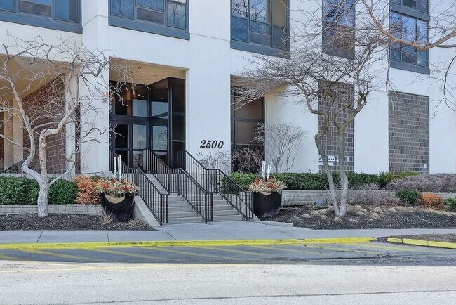 Photo - 2500 N Lakeview Ave