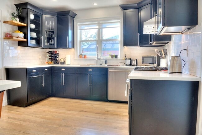 Building Photo - 37 Putnam St Unit 2 Rental
