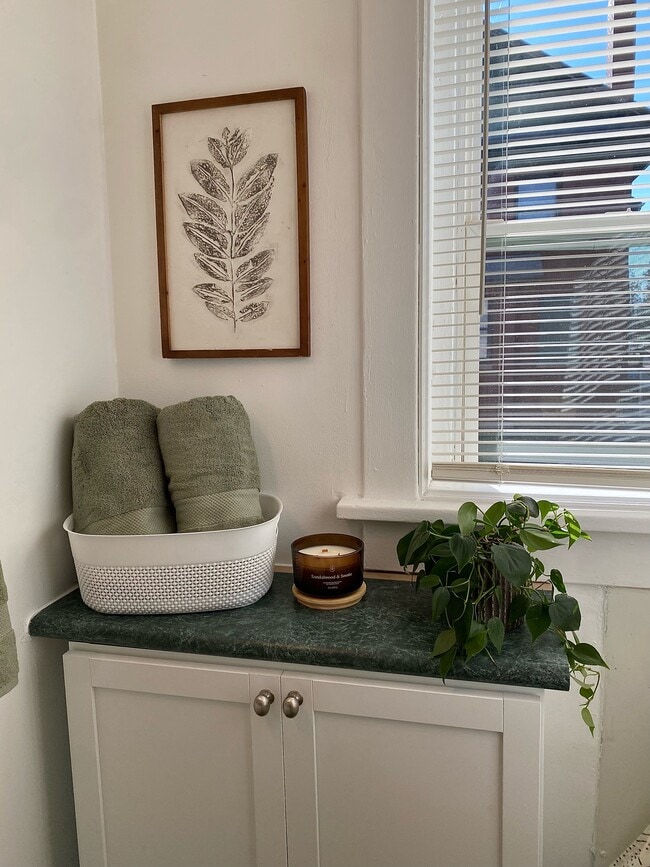 Bath - 3260 Starr St Unit 2