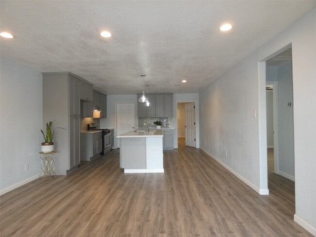 Photo - 8215 Canyon St