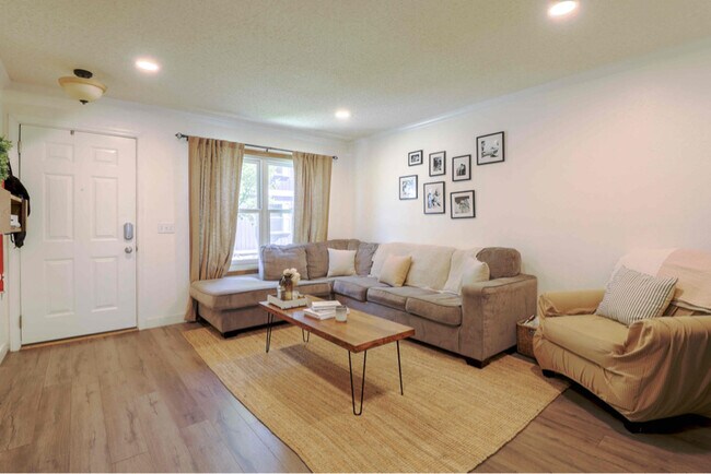 Photo - 2080 Oakcrest Cir