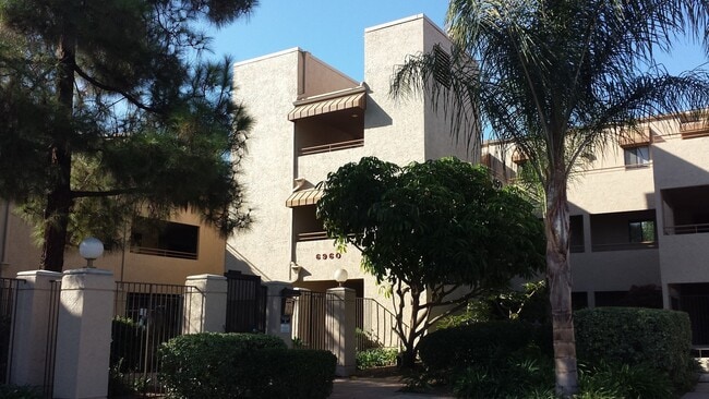 Building Photo - 2 BR / 2 BA Condo with Spectacular Views Near Patrick Henry High School