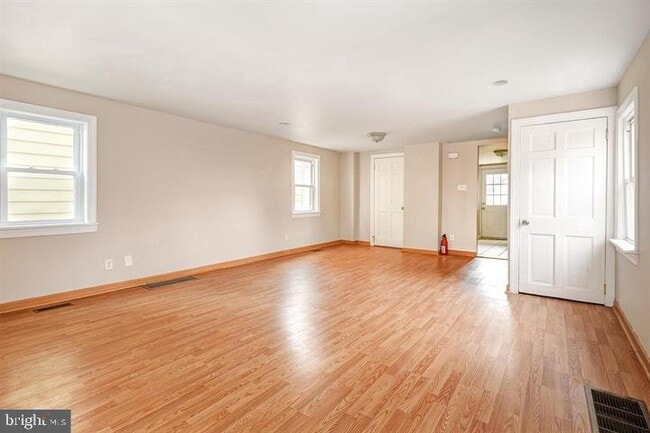 Photo - 225 Brook St