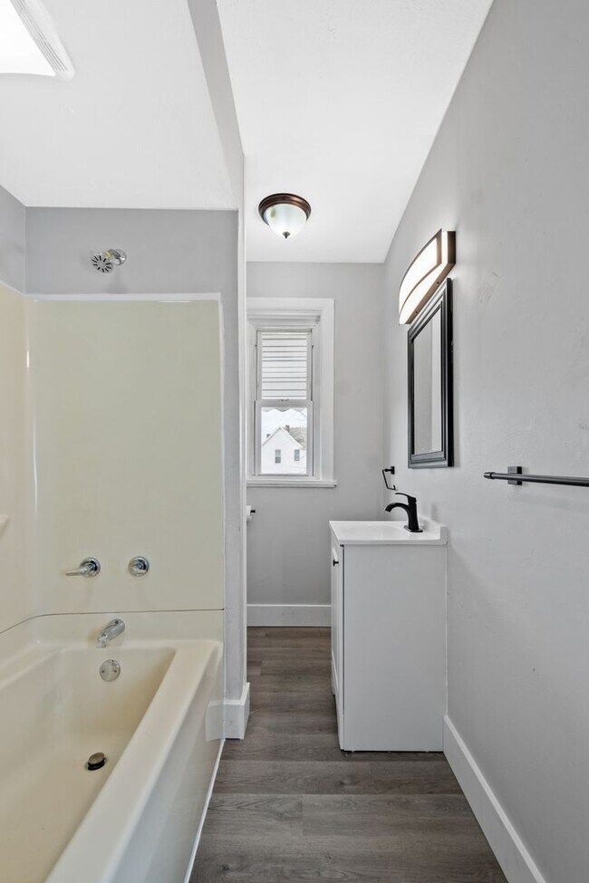 Photo - MOVE IN SPECIAL! SCORE HALF OFF 1ST MONTH'...