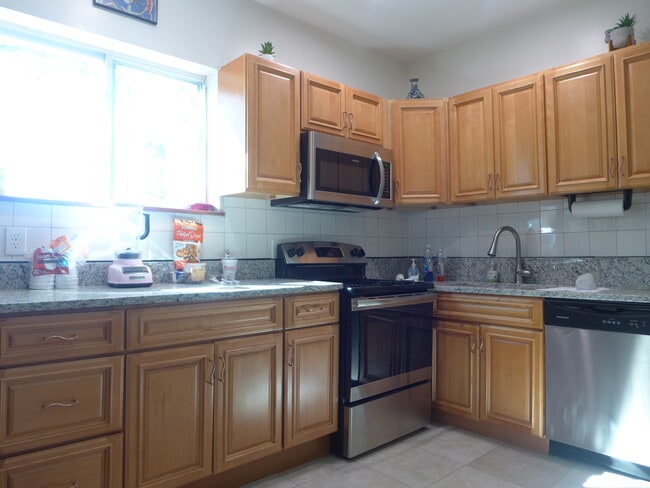 Photo - 832 Parker St