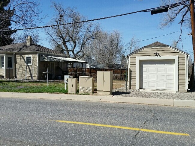 Photo - AWESOME 3-BDRM HOME NEAR DU - INCLUDES GAR...