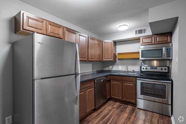 1BR, 1BA - 700SF