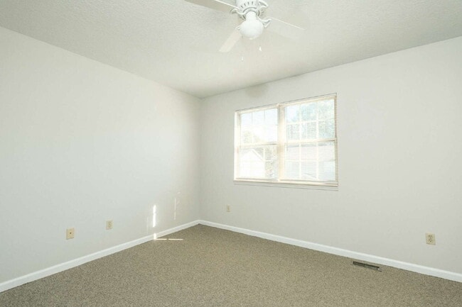 Photo - Beautifully Updated 2 Bedroom, 1 Bath Town... Apartamento