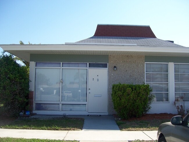Building Photo - 2/1 in gated community, available now! Rental