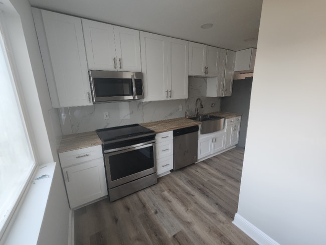 Building Photo - 390 W Lake Ave NW