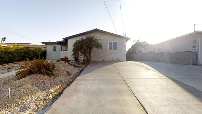 Building Photo - Fully Renovated! 4BD/2BA