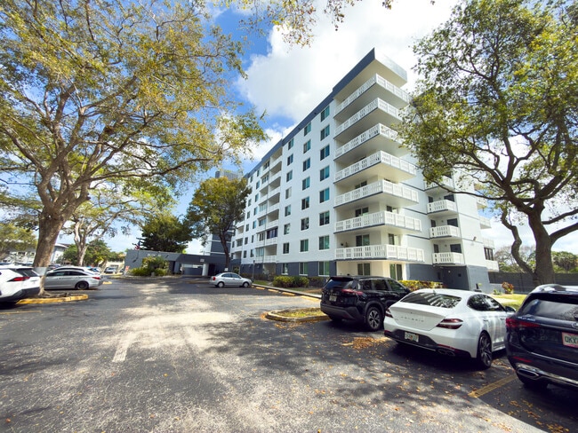 Building Photo - 919 Hillcrest Dr Unit 511