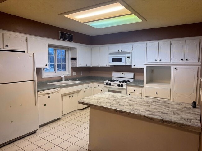 Photo - Beautiful 3 Bedroom, 3 Bathroom Home with Large Kitchen & Finished Basement