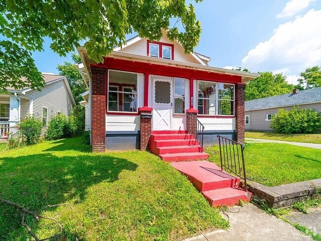 Building Photo - This spacious 4 bed, 2 bath home is available