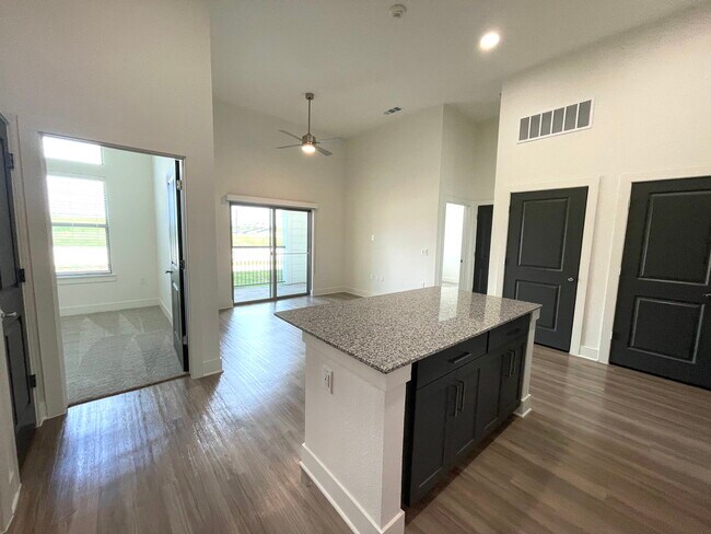 Photo - 1250 Randall St Unidad 9112