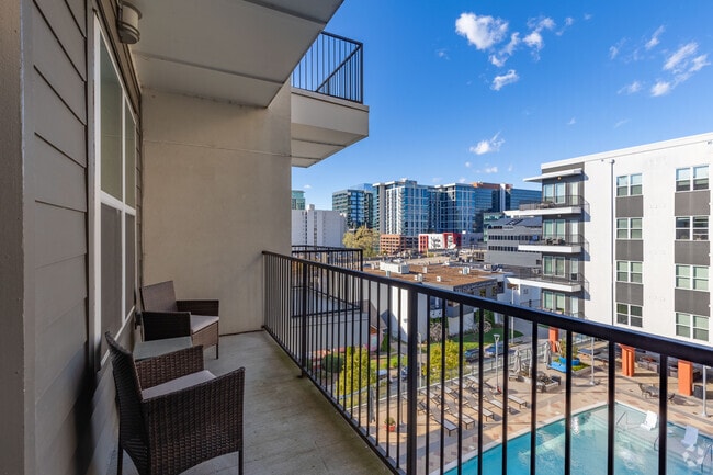 1BR, 1BA - 849SF - Balcony