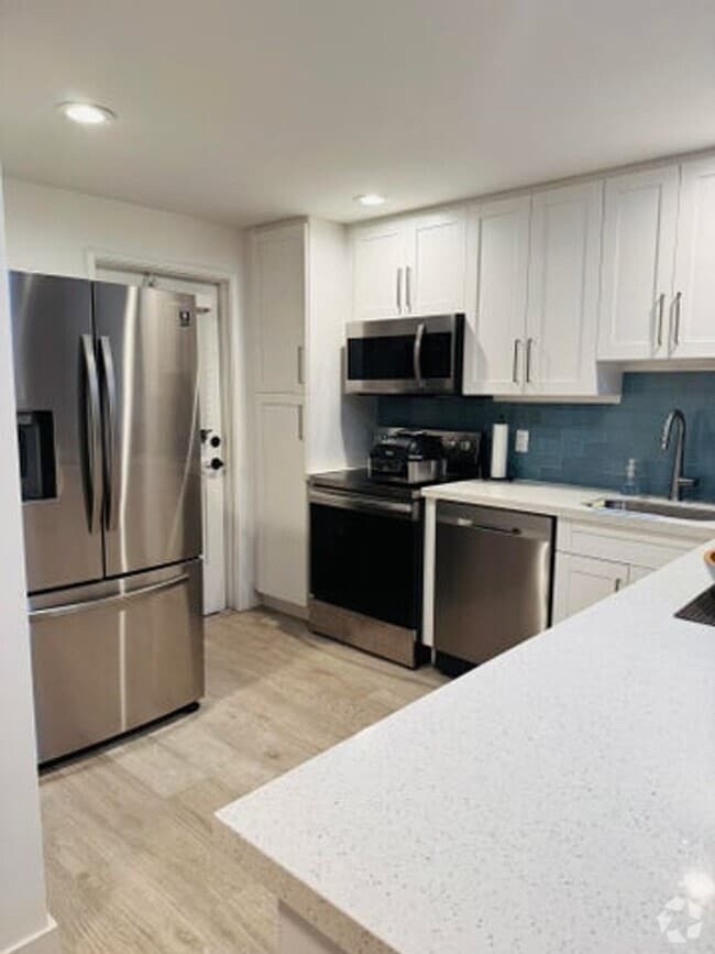 Building Photo - 2800 N Palm Aire Dr Rental