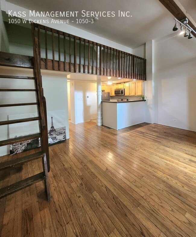 Building Photo - 1050 W Dickens Ave Unit 1050-3 Rental