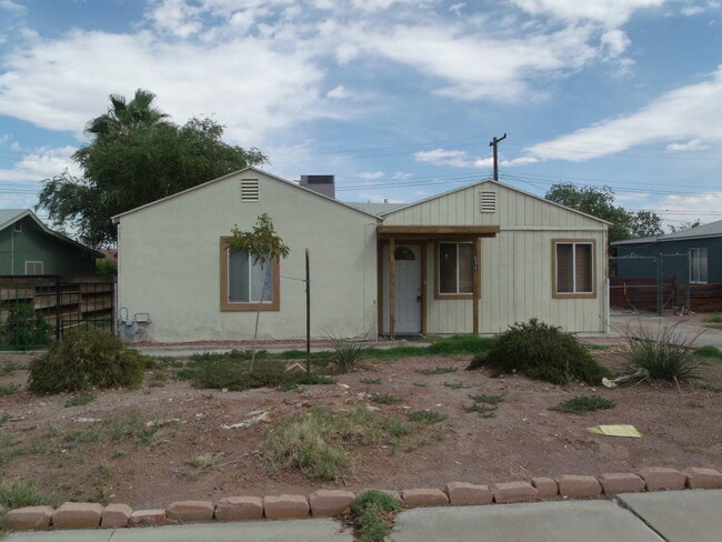 Building Photo - Large Single Story Home in Old Henderson/Pets Welcome