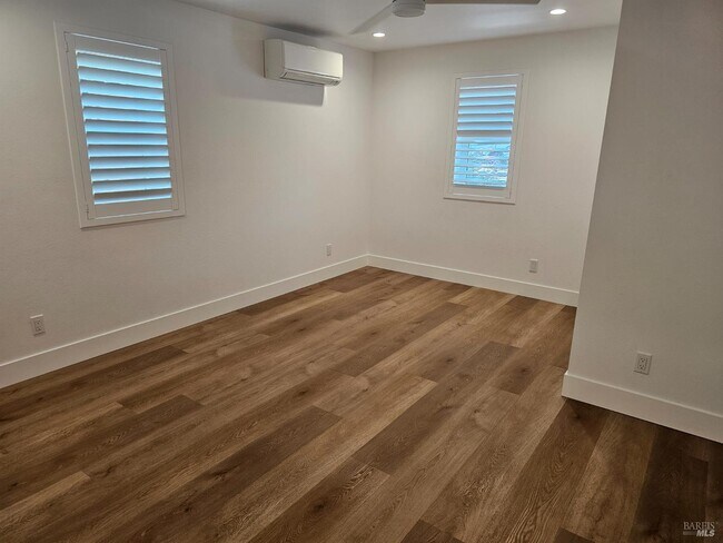 Photo - 1542 Main St