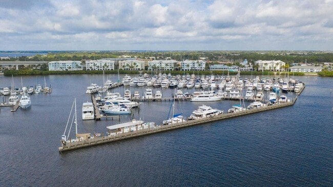 Building Photo - 975 NW Flagler Ave Unit 403