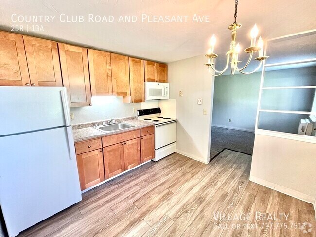 Building Photo - Roomy, remodeled 2-bed w/ on-site laundry ... Unit F Rental