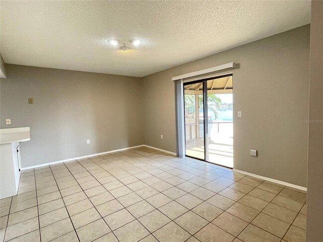 687 Lake Dexter Cir