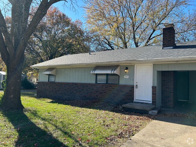 Building Photo - 905-907 N Rouse Duplex Unit 905 N Rouse Rental