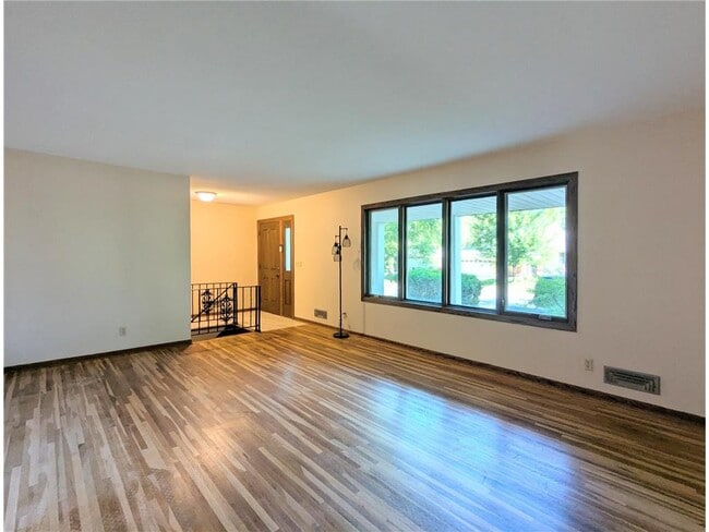 Photo - 6065 Oakwood Rd