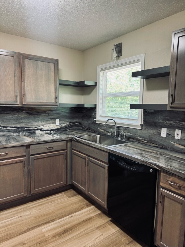 Photo - 510 W Kern Rd