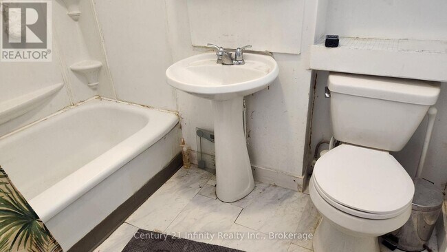 Photo - 134 Simcoe St S Unit 2