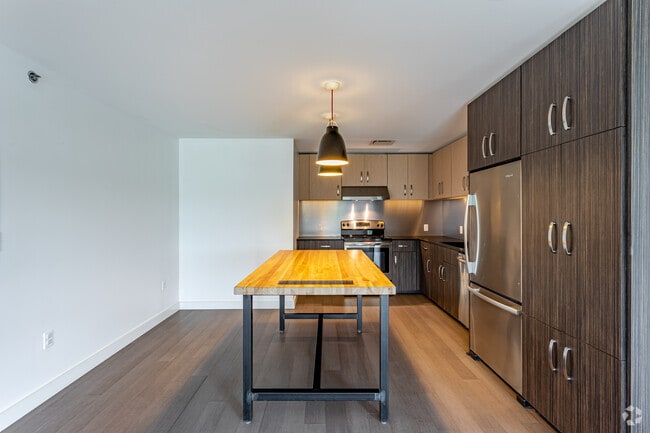 2BR, 2BA - 1319 SF