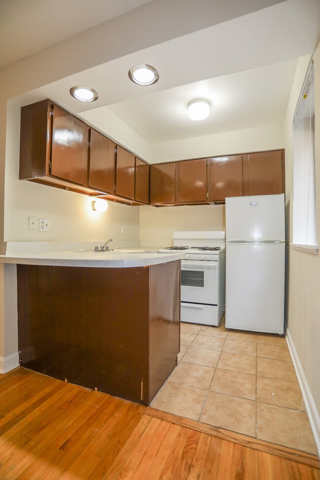 Building Photo - 5847 N Kenmore Ave Unit #325