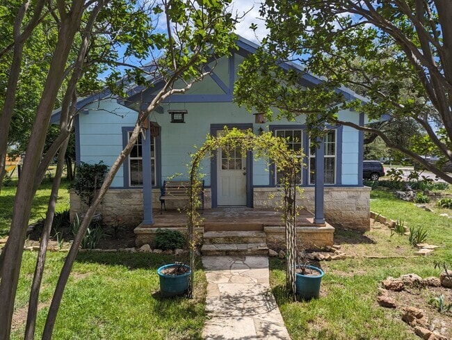 Building Photo - 401 E Brier St Rental