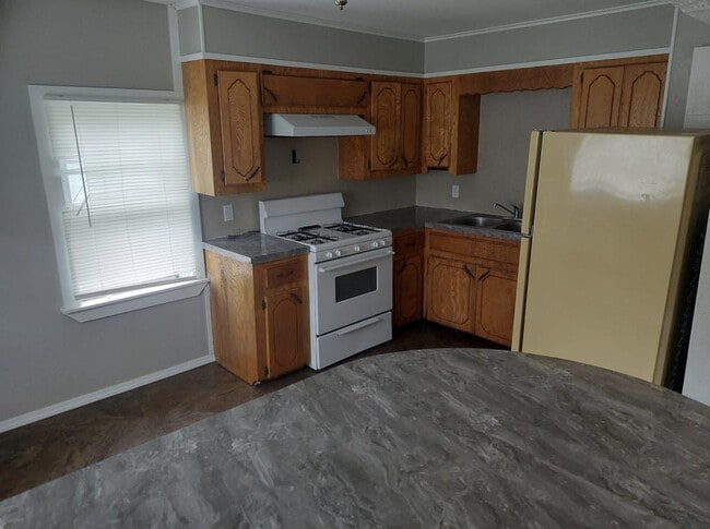 Building Photo - 202 1/2 E 2nd St Rental