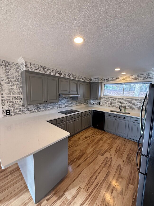 Photo - 323 Forrest Glen Rd