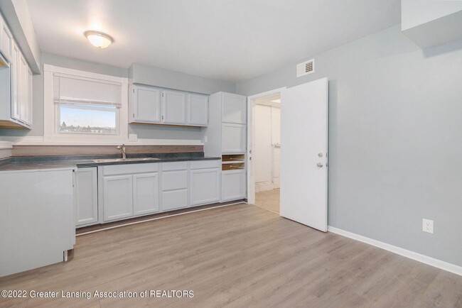 Photo - 858 E Greenlawn Ave