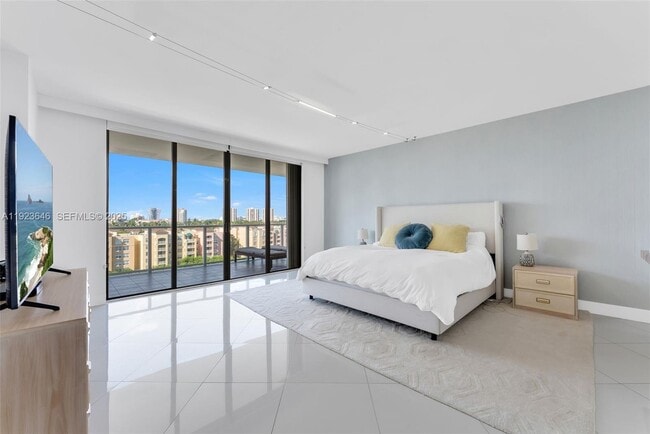 Photo - 19500 Turnberry Way Unidad 7D