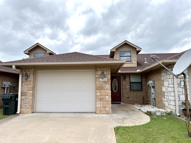 Building Photo - 2202 Lakeview Dr