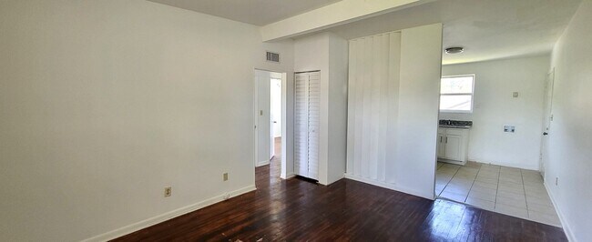 Photo - 2BR / 1 BA Riverside Upstairs Apartment w/...