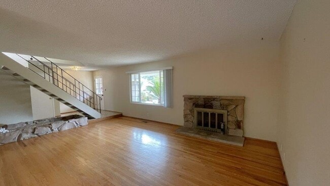 Photo - Nice 4 bedroom 2 bathroom home with sparkl...