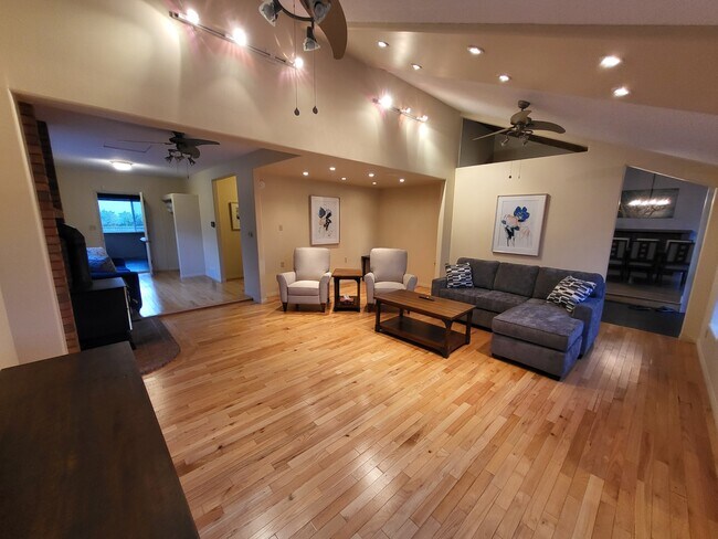 2579 Pineridge Pl