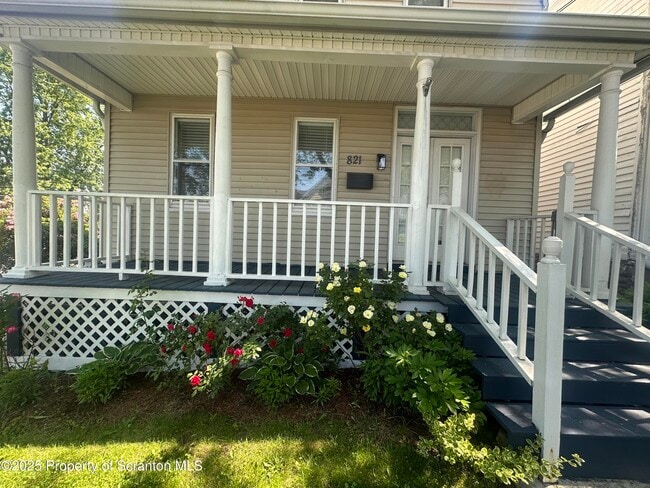 Photo - 821 Maple St