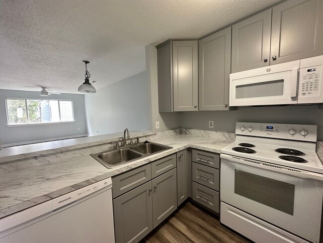 Photo - 2 bedroom condo in Williamsburg!