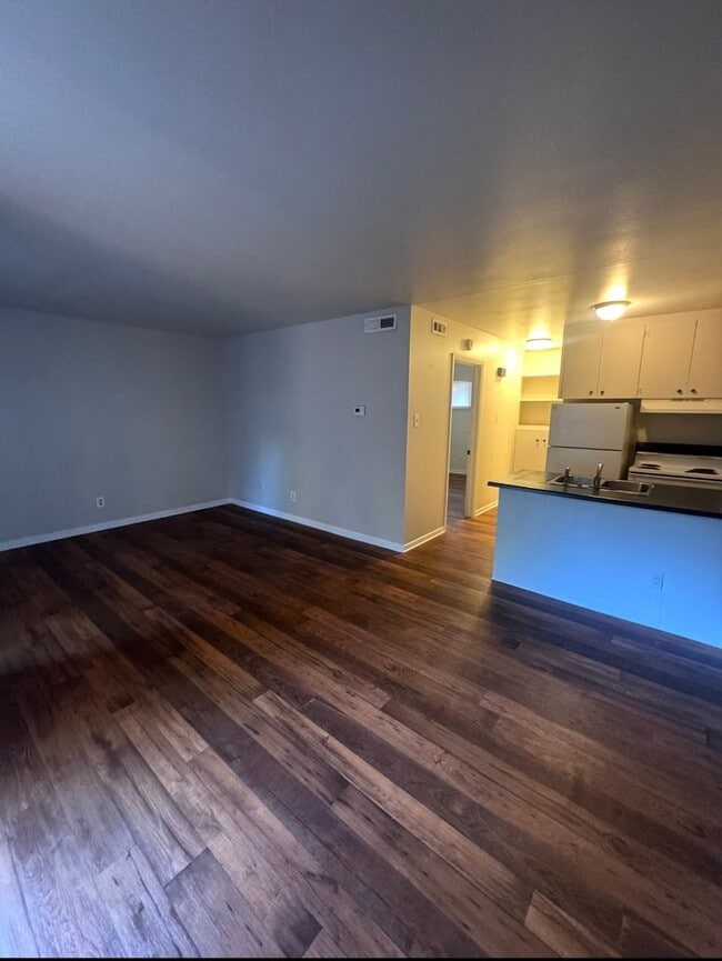 Photo - Lanai Apartments LLC